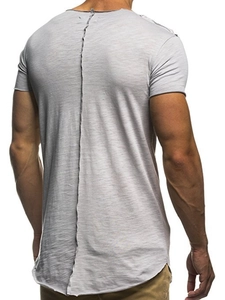 Vue détaillée du dos d'un t-shirt gris clair avec couture verticale et bords francs