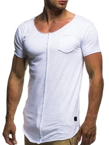 Détail d'un t-shirt blanc avec couture verticale, poche poitrine et ourlet arrondi