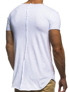 Détail d'un t-shirt blanc pour hommes avec ourlet brut et couture décorative au dos