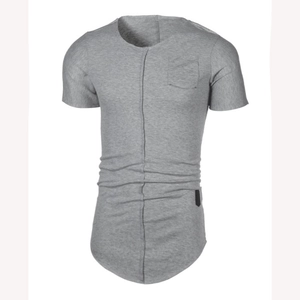 Détail du t-shirt gris slim pour hommes avec col rond, poche poitrine et coutures verticales