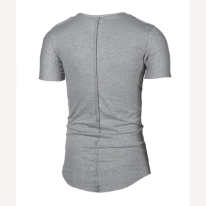 Détail du dos d'un t-shirt gris pour homme avec couture verticale et bord brut