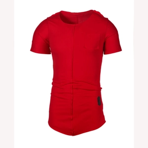 Détail d'un t-shirt rouge slim fit avec couture centrale et poche sur la poitrine