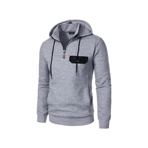 Sweat à capuche gris clair pour homme avec motif matelassé et poche de poitrine noire