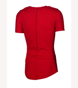 Détail de la couture centrale arrière et de l'ourlet incurvé d'un t-shirt rouge