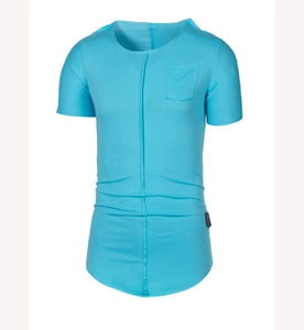 Vue détaillée d'un t-shirt bleu vif avec couture verticale et poche poitrine plaquée