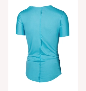 Détail de la couture verticale au dos de ce t-shirt bleu à manches courtes pour hommes
