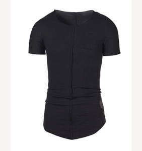 Détail d'un t-shirt noir cintré pour homme avec couture verticale et poche sur la poitrine
