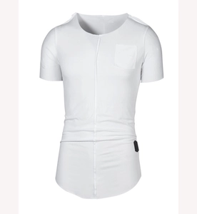 Détail d'un t-shirt blanc à col rond montrant la couture centrale et la poche poitrine