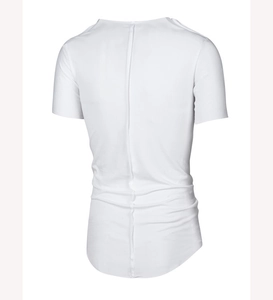 Vue arrière du t-shirt blanc ajusté montrant la couture verticale et l'ourlet arrondi