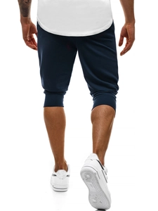 Dettaglio dei pantaloni sportivi blu navy con polsini a costine e vestibilità slim