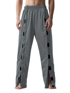Détail du pantalon de soin gris avec boutons-pression latéraux pour habillage facile