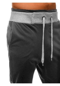 Dettaglio dei pantaloncini sportivi da uomo con elastico a costine e coulisse regolabile