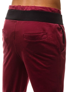 Dettaglio dei pantaloncini sportivi rosso vino da uomo con elastico nero e tasca posteriore