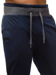 Dettaglio dei pantaloncini sportivi blu da uomo con elastico grigio in vita e coulisse in metallo