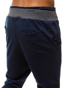 Dettaglio dei jogger blu navy con vita elastica grigia e design della tasca posteriore