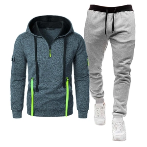 Détail du sweat à capuche pour hommes avec demi-zip et bandes vert fluorescentes
