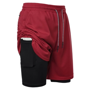 Details roter Sportshorts mit schwarzer Kompressions-Innenhose und Handy-Innentasche