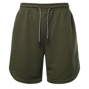 Detail der armygrünen Sportshorts mit atmungsaktivem Mesh-Gewebe und Kordelzug am Bund