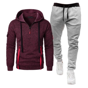 Détail du sweat à capuche bordeaux avec col zippé et poignets élastiques sur le jogging
