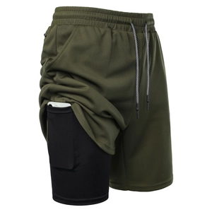 Detail der versteckten Handytasche in grüner 2-in-1 Laufhose mit atmungsaktivem Mesh-Gewebe