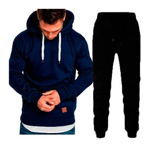 Détail du sweat à capuche bleu marine avec cordon blanc et poche kangourou de sport
