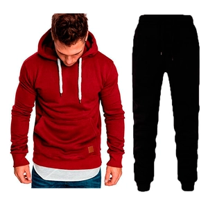 Vue détaillée du sweat à capuche bordeaux avec cordons blancs et bas de jogging noirs