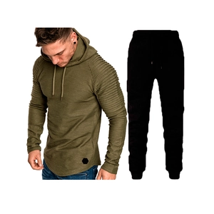 Set uomo felpa con cappuccio verde oliva e joggers neri con dettagli sulle maniche