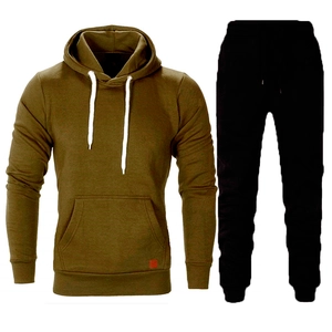 Détail d'un sweat à capuche vert olive avec cordons blancs et ensemble de jogging noir