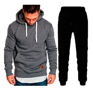 Ensemble fitness homme avec sweat à capuche gris foncé, jogging noir et cordon blanc