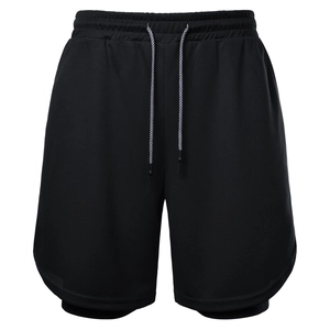 Detail der Herren Doppel-Lagen Sportshorts mit Netzgewebe und verstellbarem Kordelzug
