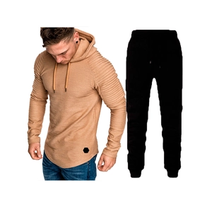 Tuta da uomo slim fit con felpa con cappuccio plissettata color cammello e pantaloni neri