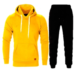 Ensemble survêtement homme avec sweat à capuche jaune vif et pantalon noir sport
