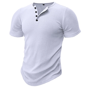 Gros plan détaillé d'un t-shirt Henley blanc en maille côtelée avec boutons noirs