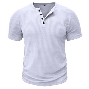 Détail d'un t-shirt Henley blanc pour homme avec maille côtelée et quatre boutons noirs