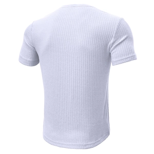 Gros plan du t-shirt de sport blanc pour hommes montrant la texture détaillée en maille côtelée