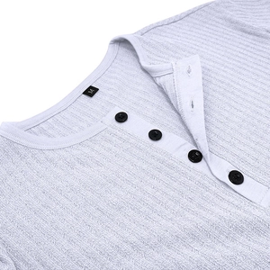 Détail du col d'un t-shirt Henley en maille côtelée violette avec boutons noirs et étiquette M
