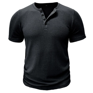 Détail de la texture côtelée et du col Henley boutonné sur le t-shirt ajusté pour homme