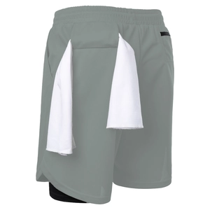 Detail der grauen Mesh-Laufshorts mit hinterer Handtuchschlaufe und schwarzem Innenfutter