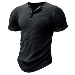 Gros plan sur la maille côtelée noire et le col henley boutonné de ce t-shirt slim pour homme