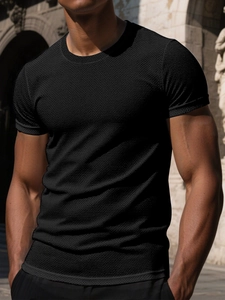 Nahaufnahme des schwarzen Herren-T-Shirts mit atmungsaktiver Waffelstruktur und Slim-Fit-Design