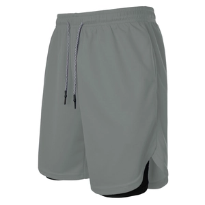 Detailansicht der doppellagigen Herren-Laufshorts mit grauem Mesh-Stoff und Kompressionshose