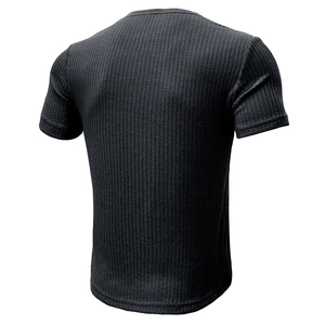 Vue arrière détaillée du t-shirt noir coupe ajustée pour homme montrant le tissu côtelé
