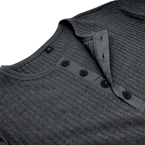 Détail du t-shirt Henley gris foncé avec maille côtelée et patte de boutonnage