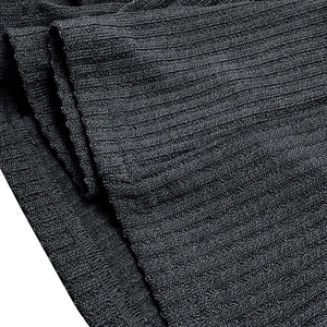 Vue macro détaillée du tissu en maille côtelée noire montrant la texture et l'élasticité