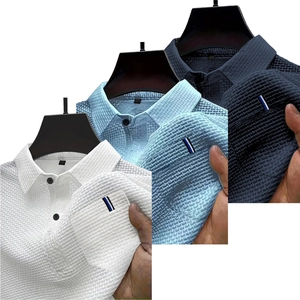 Polo in rete di seta ghiacciata da uomo in bianco, azzurro e blu scuro effetto waffle