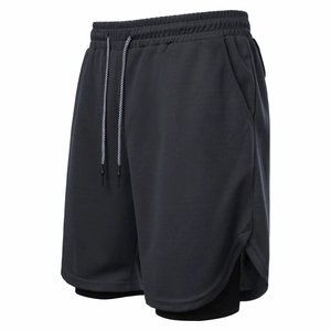 Detailsicht der schnelltrocknenden Mesh-Laufshorts mit Kordelzug und Kompressionsinnenfutter