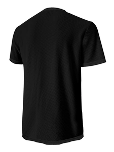 Detail eines schwarzen Sport-T-Shirts mit atmungsaktiver Waffelstruktur und Rundhals