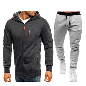 Set sportivo da uomo: felpa con cappuccio grigio scuro e pantaloni jogger grigio chiaro