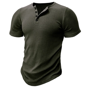 Vue détaillée du col Henley vert olive en maille côtelée avec patte de boutonnage à quatre