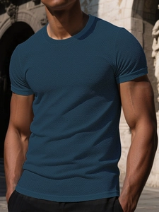 Detailaufnahme der atmungsaktiven Waffelstruktur des blauen Kurzarm-T-Shirts für Herren